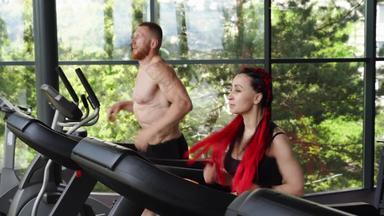 健身房跑步机运行教练男人。女人培训慢跑健身锻炼气候变暖功能交叉培训